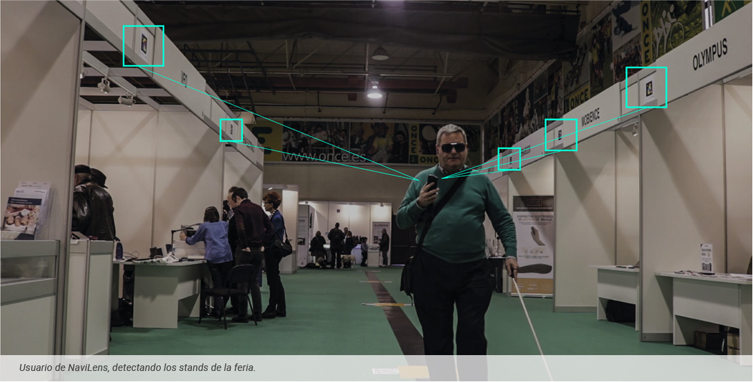 Imagen de usuario de NaviLens, descubriendo los distintos stands en TIfloInnova.