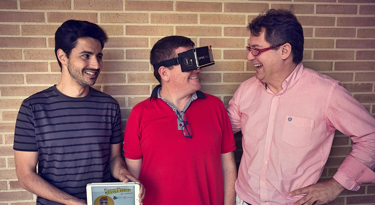 Imagen de cabecera. Tres personas, la del centro lleva puestas las Google Cardboard.